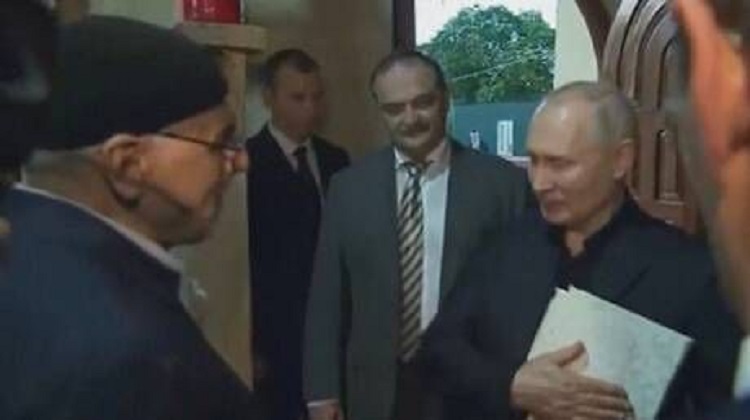 بوتين يحتضن نسخة من القرآن الكريم